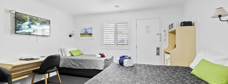 Affordable deluxe queen room at Citywalk Motor Inn